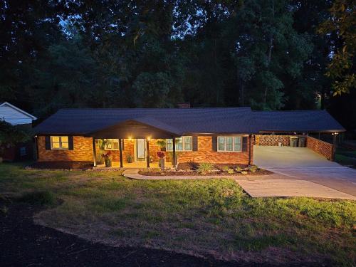 Kannapolis House | Exquisite, newly renovated large home near I-85