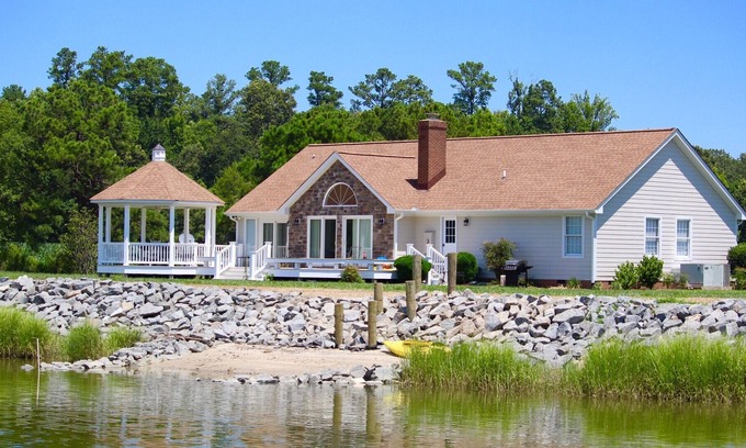 North House | Exquisite Riverfront Living! Newly renovated; convenient to historic sites.