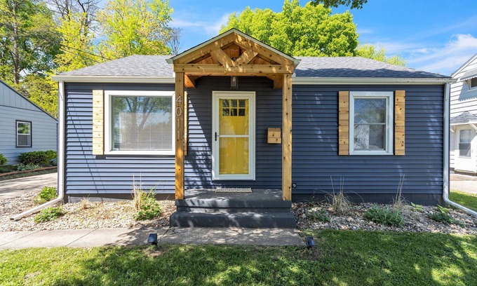 Peoria House | Extended Stay Gem - 2BR/1Bath Peoria Home w/King + Queen Beds Close to OSF