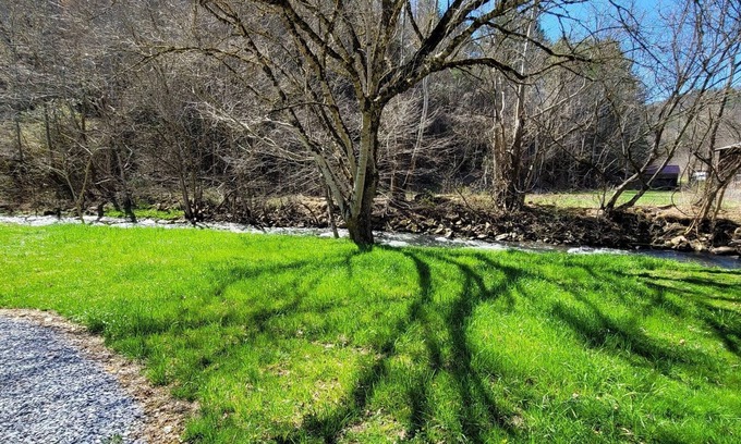 Del Rio RV Rental | Extra large grassy creekside tent site!