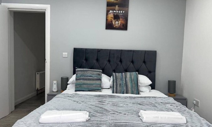 Redbridge Apartment | F#1, 690 Cranbrook · 1Bed Stunning Apt | Free Parking | Private Garden
