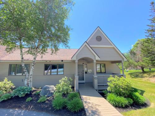 Bretton Woods House | F14 Bretton Woods Condo along golf course short walk from Omni Mount Washington Hotel