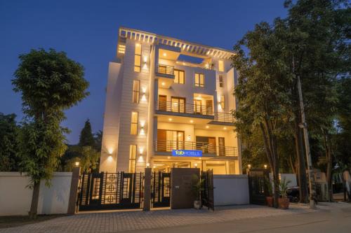 DLF City Hotel | FabHotel New Journey Hospitality Near MG Road & Sikanderpur Metro