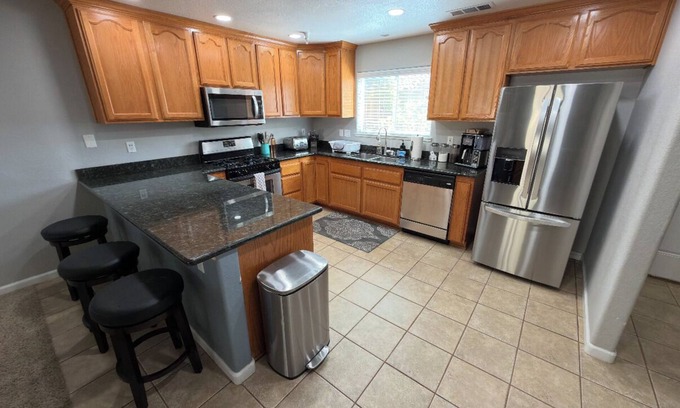 Modesto House | Fabulous 3-bedroom townhome with AC in Modesto
