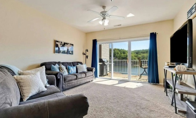 Camdenton Condo | Fabulous & clean lake condo 2BD/2BA sleeps 8!
