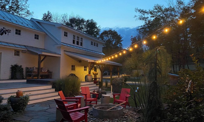 Moscow House | Fabulous Farm House! hot tub, gym, speakeasy, 3 bedroom, minutes to Stowe Resort