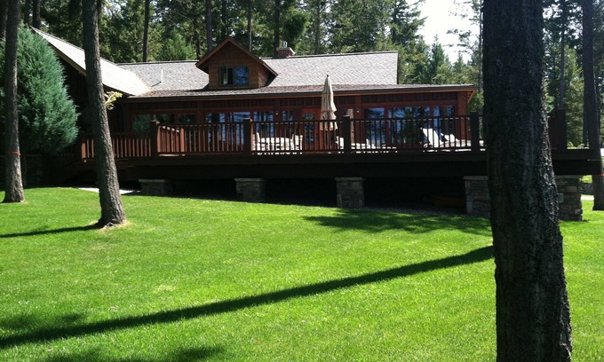 Polson House | FABULOUS Lakefront Property on Rocky Point! Classic cabin with every amenity!