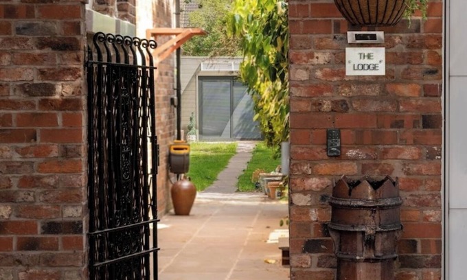 Heaton Norris Cabin | Fabulous Lodge located in a leafy suburb mins from Restaurants Cafes Pubs Shops