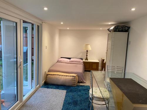 Runnymede Apartment | FABULOUS Self contained GARDEN STUDIO EGHAM