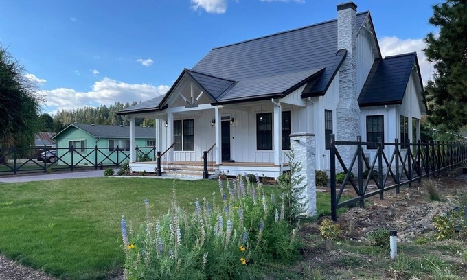 Crawfordsville House | Fabulous Solar Powered Farmhouse with EV Charger