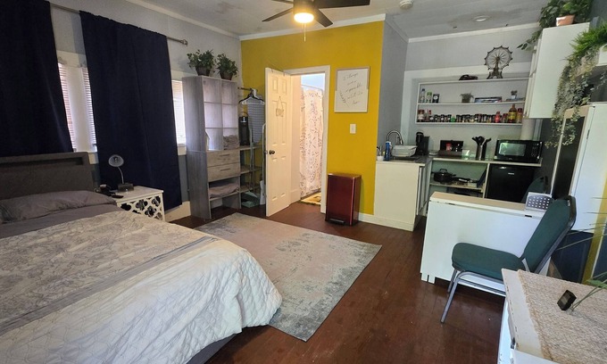 Denton Apartment | Fabulous studio Apartment few blocks from UNT. Centrally located