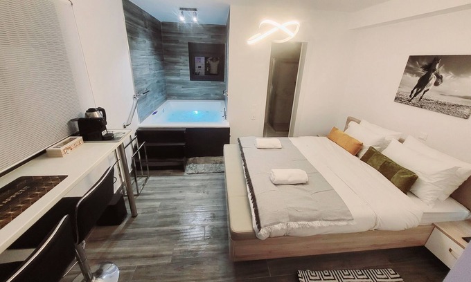Kinosargous Apartment | Fabulous Suite: Grand Jacuzzi, King Bed near Acropolis Museum & Metro Sygrou-Fix