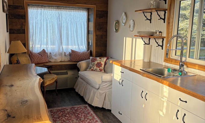 Armstrong Cabin | Fabulous Tiny House with a cottage feel in a farm setting, 3min from Armstrong.