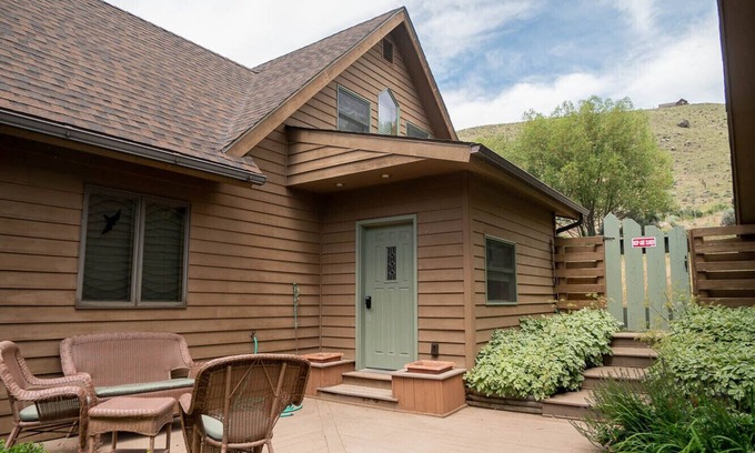 Gardiner House | Fabulous Views of Yellowstone and Electric Peak
