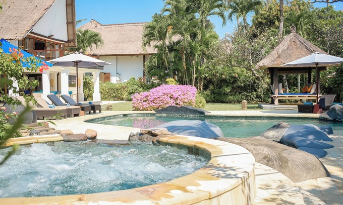 Dencarik Villa | Fabulous villa right on the beach with large pool, tropical garden & staff