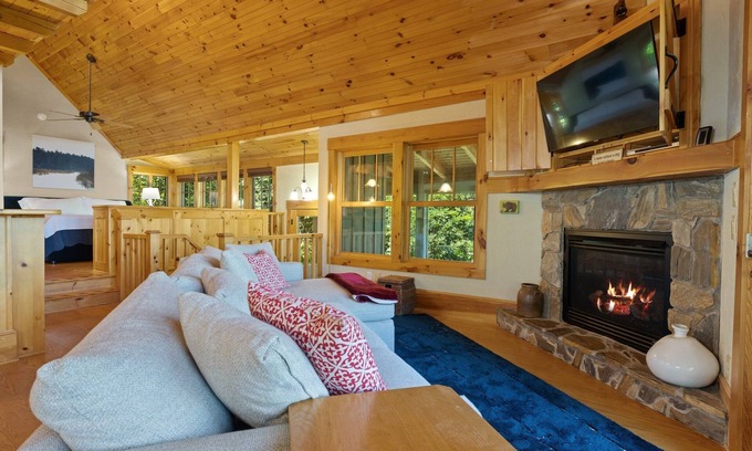 Black Mountain Cabin | Fairytale 3-bedroom cabin in lovely Black Mountain with Views, WiFi, Hot Tub
