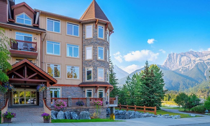 Canmore Apartment | Falcon Crest Lodge by CLIQUE