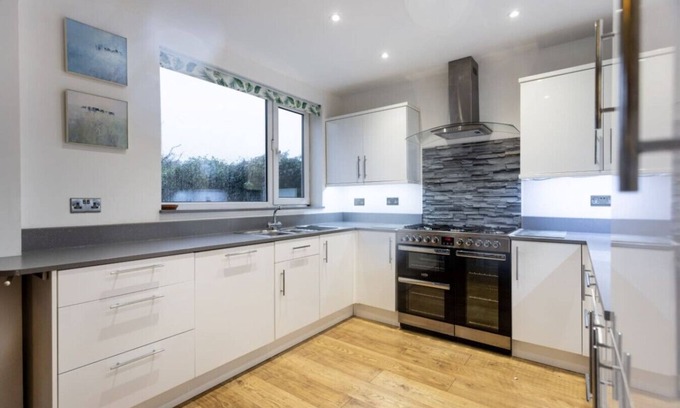 Wroughton House | Falkirk House Contractors Long Stays Spacious