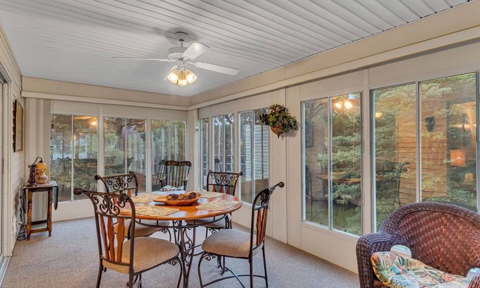 Table Rock Condo | Fall Bliss: Cozy 2BD/2BA Condo w/Sunroom & Golf, Steps to Dining