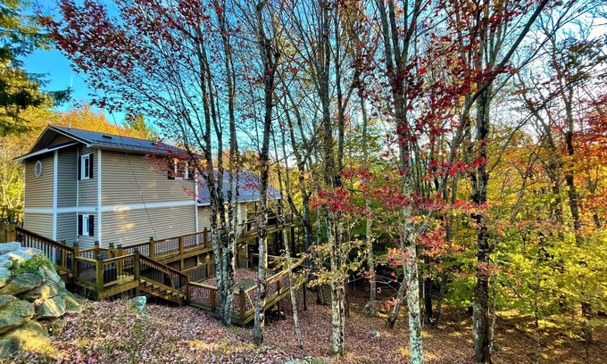 Charter Hills House | Fall Colors/Amazing Deck w/Fireplace & TV/Hiking/Skiing/Wineries/Pets