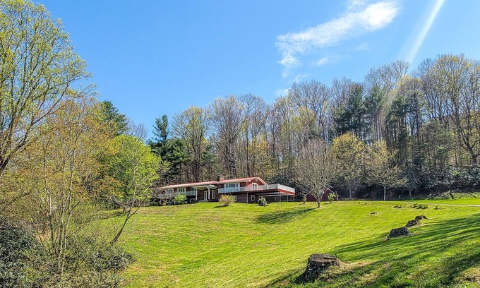 West Jefferson Cabin | Fall Colors + Cozy Cabins = Your Perfect October Retreat @ Grapevine Retreat