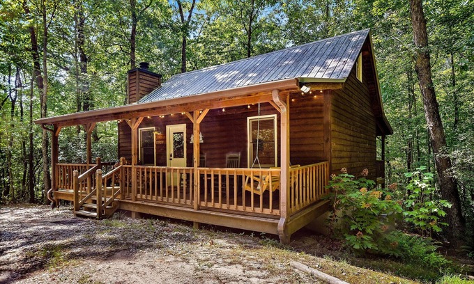 Sautee Nacoochee Cabin | Fall decorated cozy cabin near Helen that sleeps 6. Weekday discounts!