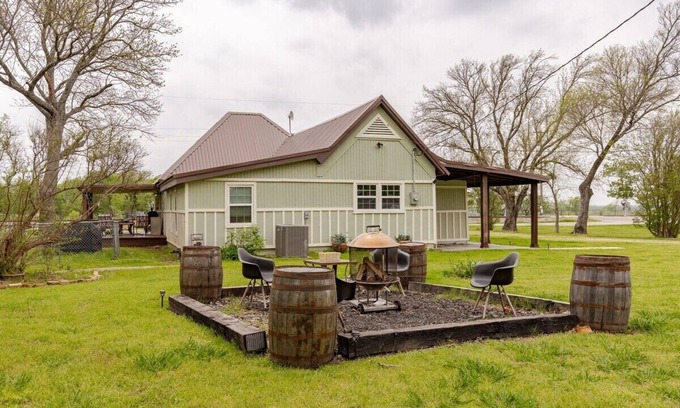 Waxahachie House | Fall Railway Station Stay- Sleeps 9