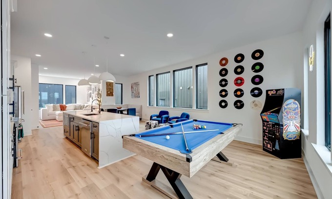 Hurwood Heights House | Fall rooftop hot tub, sauna, game zone near Broadway and Geodis Park
