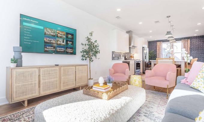 Talbot's Corner House | Fall rooftop hot tub, skyline views, private garage near Broadway