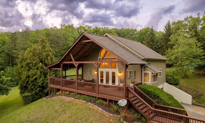 Wears Valley Cabin | Fall Sale - Mountain view, game room, theater, fire pit & hot tub near park!