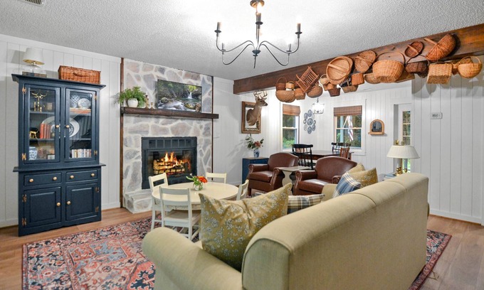 Ellijay Cottage | Falling Leaves & Creekside Dreams! Fireplace, Sunroom, 10 min to Ellijay!