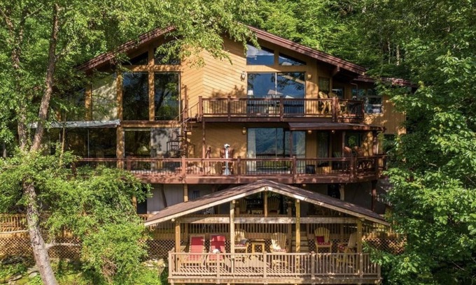 Burnsville House | Falling Water Lodge | Gorgeous 5BR Mountaintop Lodge