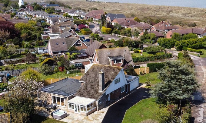 Winterton-on-Sea House | FALLOWFIELD, pet friendly, with hot tub in Winterton-On-Sea