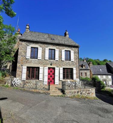 Saint-Saturnin Villa | Familial House Dellac-Mathieu in mountain village Cantal