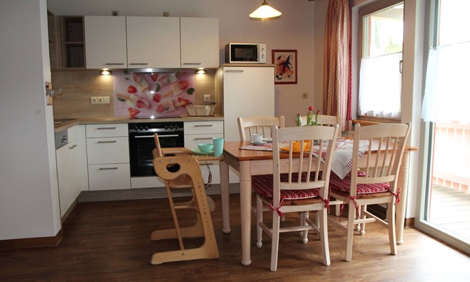 Aue Apartment | Familienfreundliches Ferienhaus (80qm) mit Balkon in ländlicher Umgebung