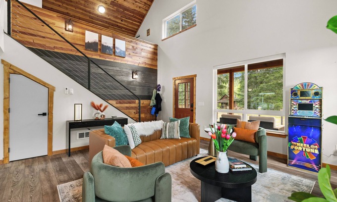 Paradise Estates Cabin | Family Cabin: WiFi-Hot Tub-Game Room-Guest Suite