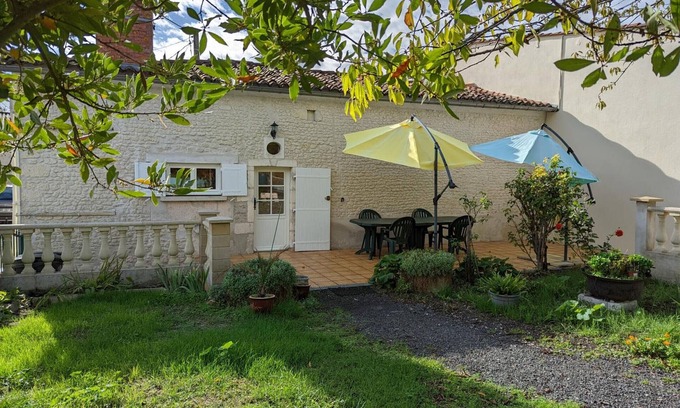 Barret Cottage | Family cottage with enclosed garden in cognac vineyard