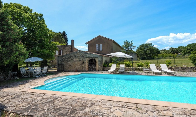 Mondragon House | Family estate with large park and swimming pool