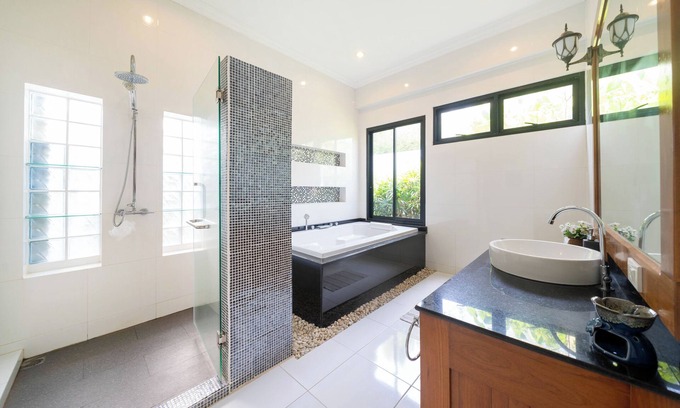 Choeng Thale Villa | Family Friendly 4-bedroom & 1200sqm Villa, 20m Pool, 15Min to Beach - Bua Sawan