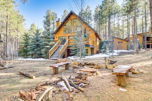 Heber House | Family-Friendly Cabin with Fire Pit in Forest Lakes
