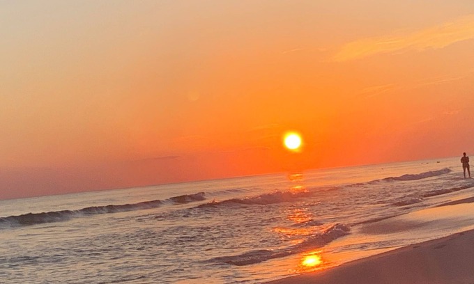 Riviera Beach Cottage | Family friendly 2-bedroom cottage 2 blocks from the beach