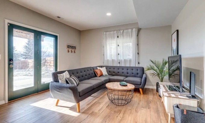 Briargate House | Family-Friendly - Cozy Modern - Convenient - USAFA - Air Force Academy