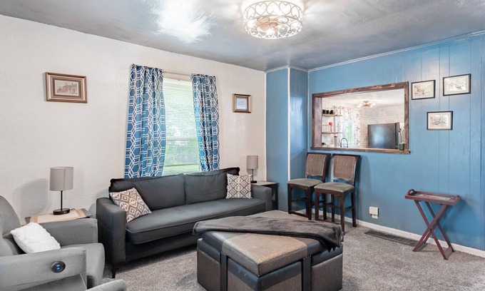 Maryland Heights House | Family-Friendly 2BR Cottage Near Creve Coeur Lake