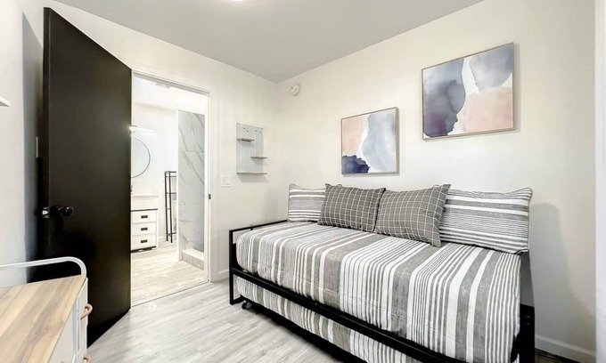 Wadeview Park House | Family-Friendly 2BR Wi-Fi + Pets Near Disney