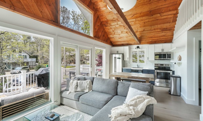 Tisbury House | Family Friendly 5 Bedroom, Walk to Town, Beach & Ferry