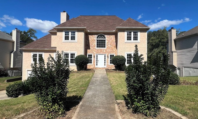 Blackwells House | Family-Friendly 6-Bedroom Lakefront Retreat with Hot Tub & Game Room