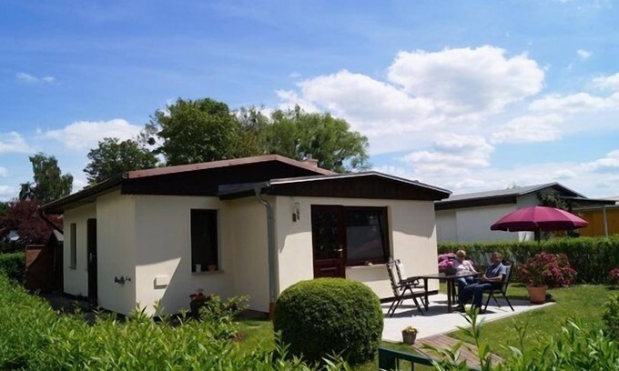 Neukalen House | family-friendly bungalow with fireplace, terrace, barbecue, boat rental