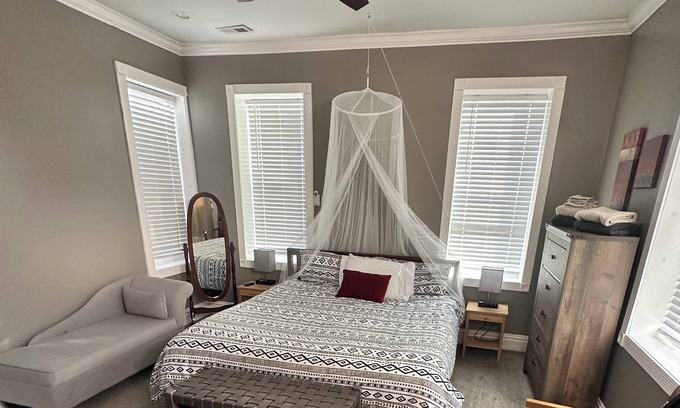 St. Louis House | Family-Friendly Comfort in St Louis-Crib,Toddler Lounge,Game Area & Backyard Fun