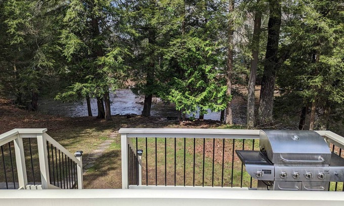 Bobcaygeon Cottage | Family friendly cozy cottage on the river. Dogs welcome!