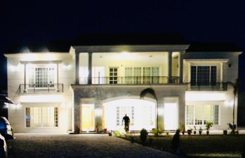 Islamabad Villa | Family Friendly Farmhouse Retreat: 3BR, Lawns, BBQ, errace, Chopal, Historic Water Well. Ideal for Work and Outdoor Activities. Close to Groceries, Cafés, Fully Secured Gated Community, CCTV